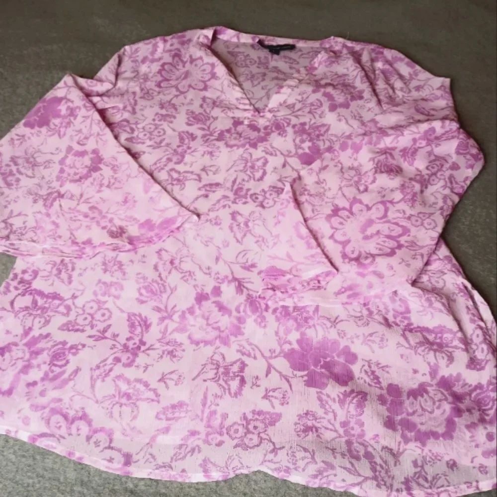 Susan Graver Style S White Floral Pink Print Longsleeves V- neck Women's Top